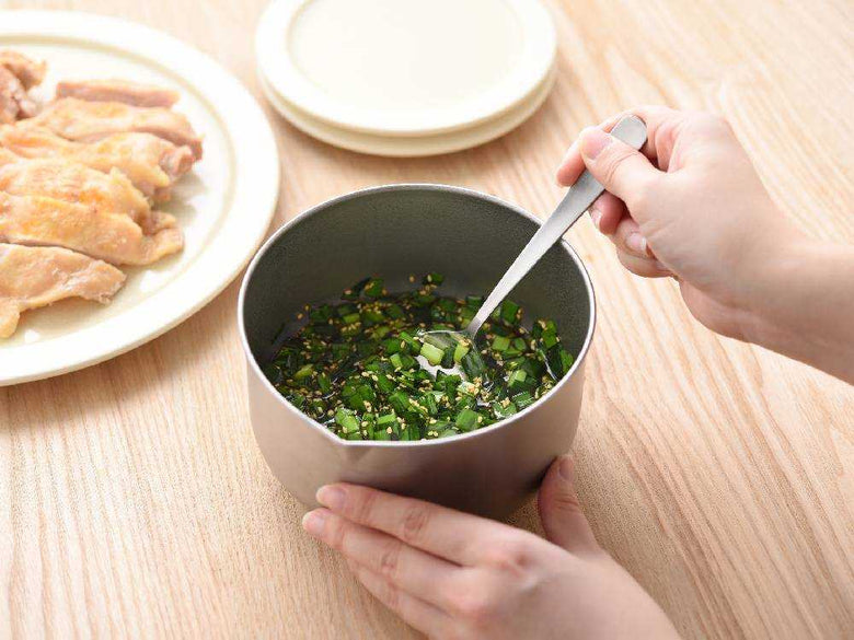 ステンレス製の深めボウルと食材