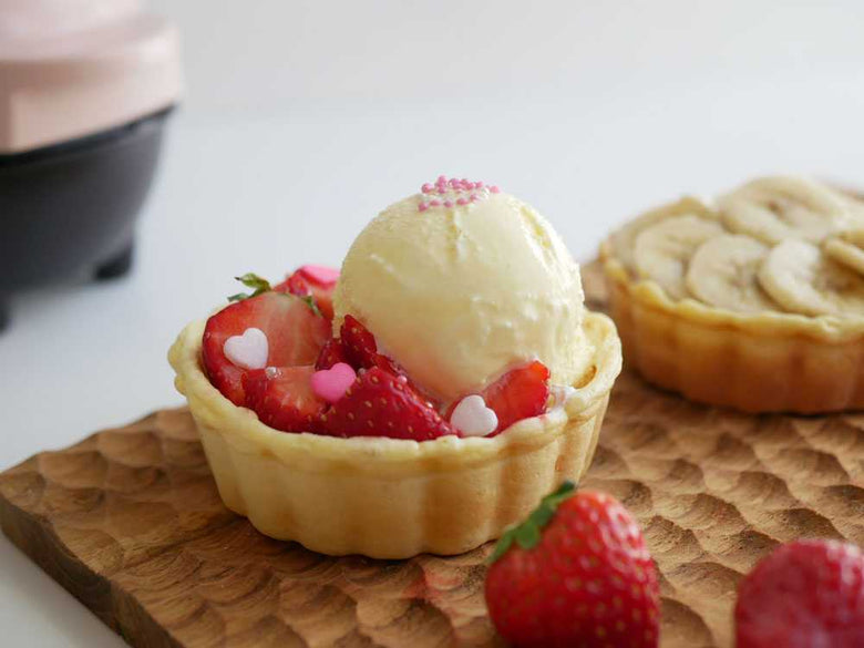 食べられる器に盛られたイチゴとクリームのデザート