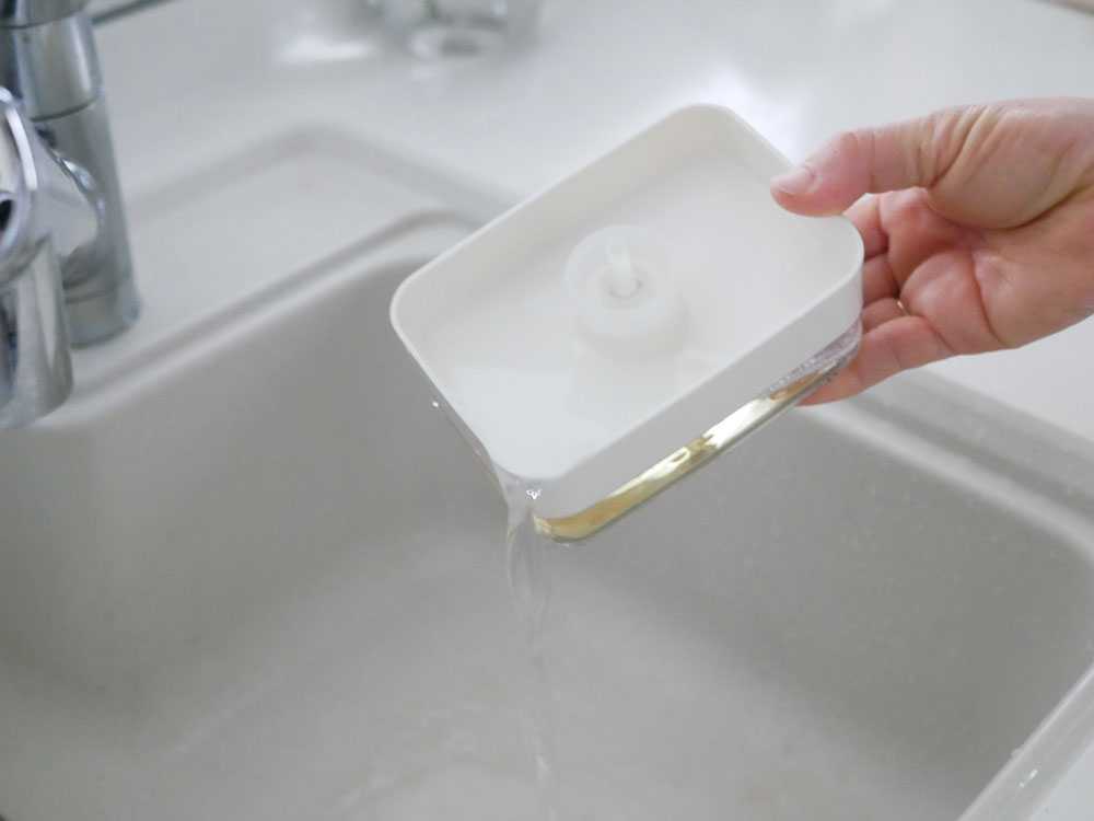 キッチンシンク上のオクソー スポンジホルダーとソープディスペンサー