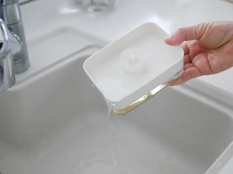 キッチンシンク上のオクソー スポンジホルダーとソープディスペンサー