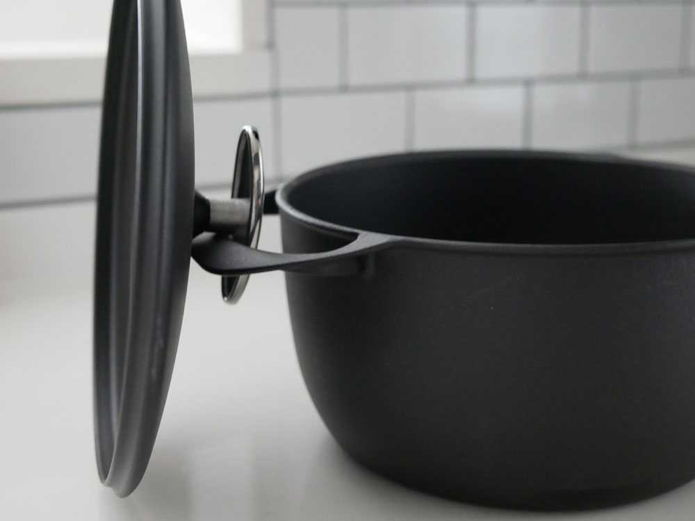 UNILLOY製軽量ホーロー鋳物鍋と蓋