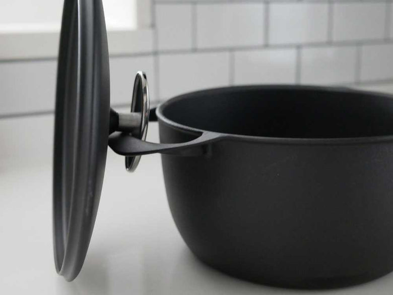 UNILLOY製軽量ホーロー鋳物鍋と蓋