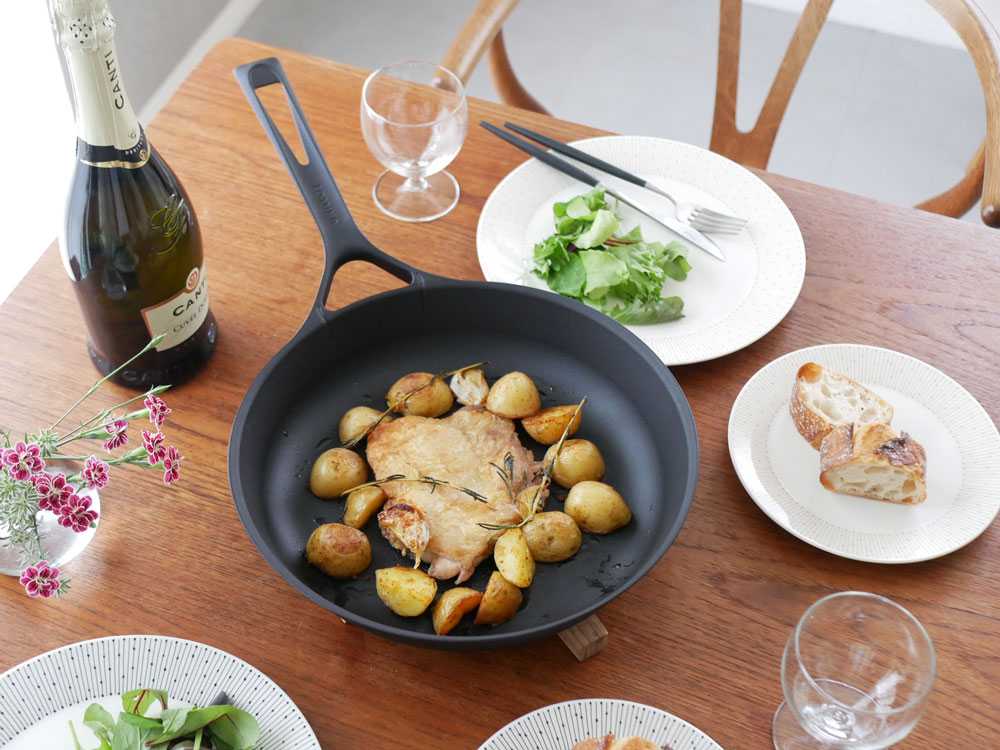 26cmと28cmの鋳物フライパンとガラス蓋