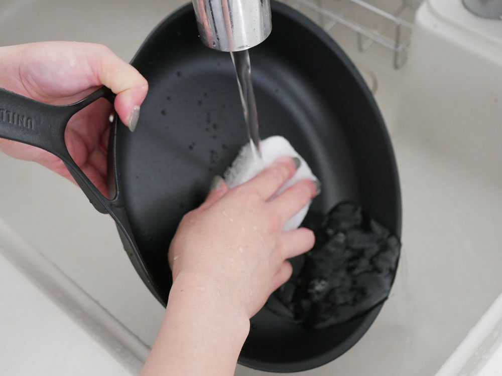 軽量鋳物フライパンとガラス蓋がコンロ上で調理中