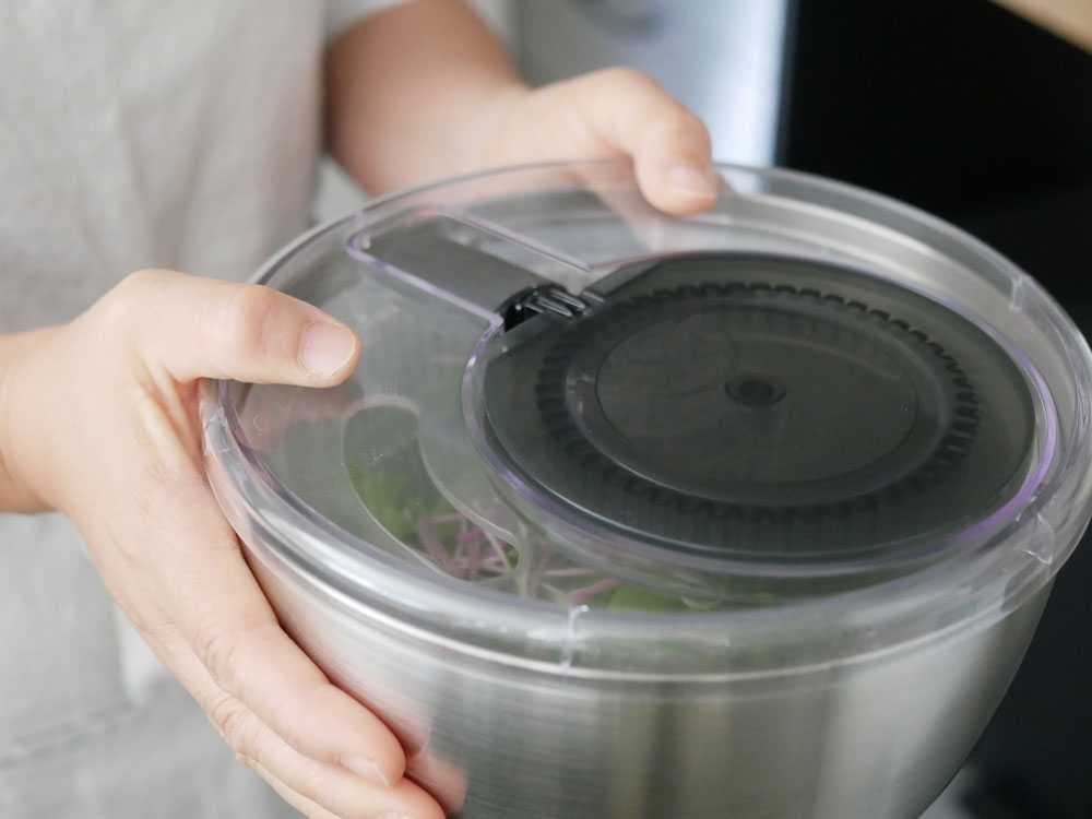 野菜が入ったシルバーのステンレスサラダスピナー