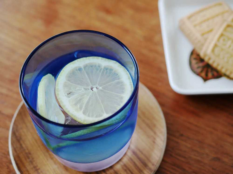 amabroアマブロのツートーンスタッキングガラスが重なった様子