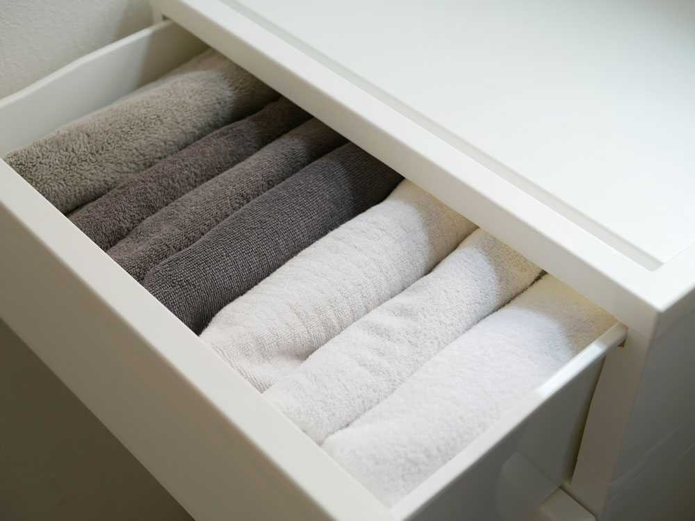 白色の壁掛け3段チェスト