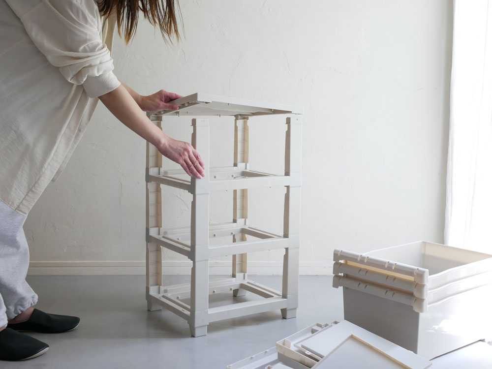 ホワイト色の壁付き3段チェスト