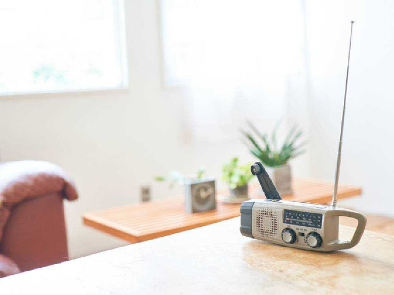 RELAX多機能防災カラビナラジオのウォームグレー外観