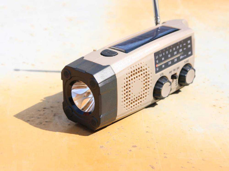 銀色の多機能防災カラビナラジオ