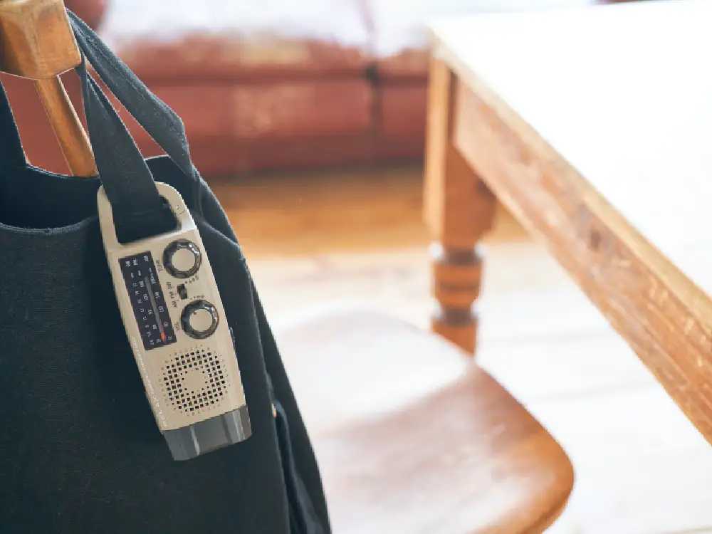 ウォームグレーの多機能防災カラビナラジオ