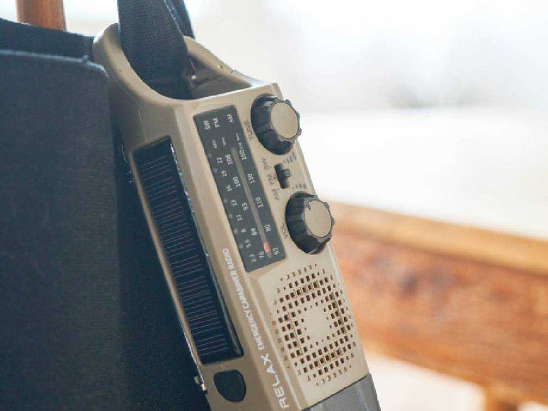 ウォームグレーの多機能防災カラビナラジオ