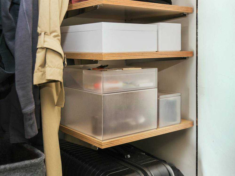 木製棚に収納ボックスが並んでいる