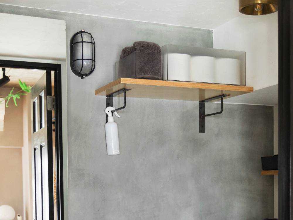 棚に置かれたシルバーのタイディアップボックス