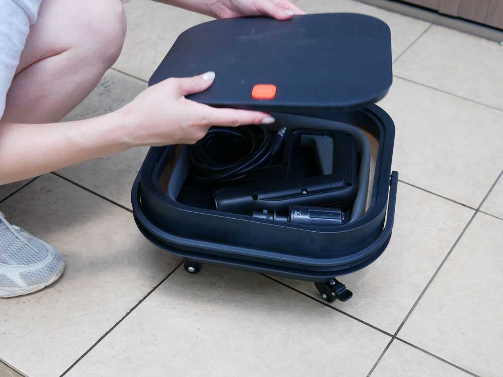 プラスチック製バッグに入ったコードレス高圧洗浄機