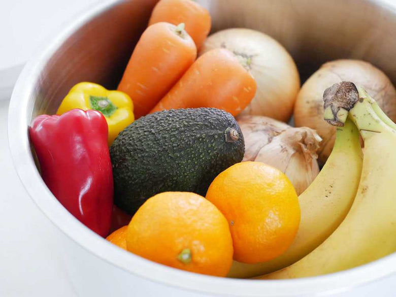 QUADS TAMOKAN真空保存容器に野菜と果物が収納されている