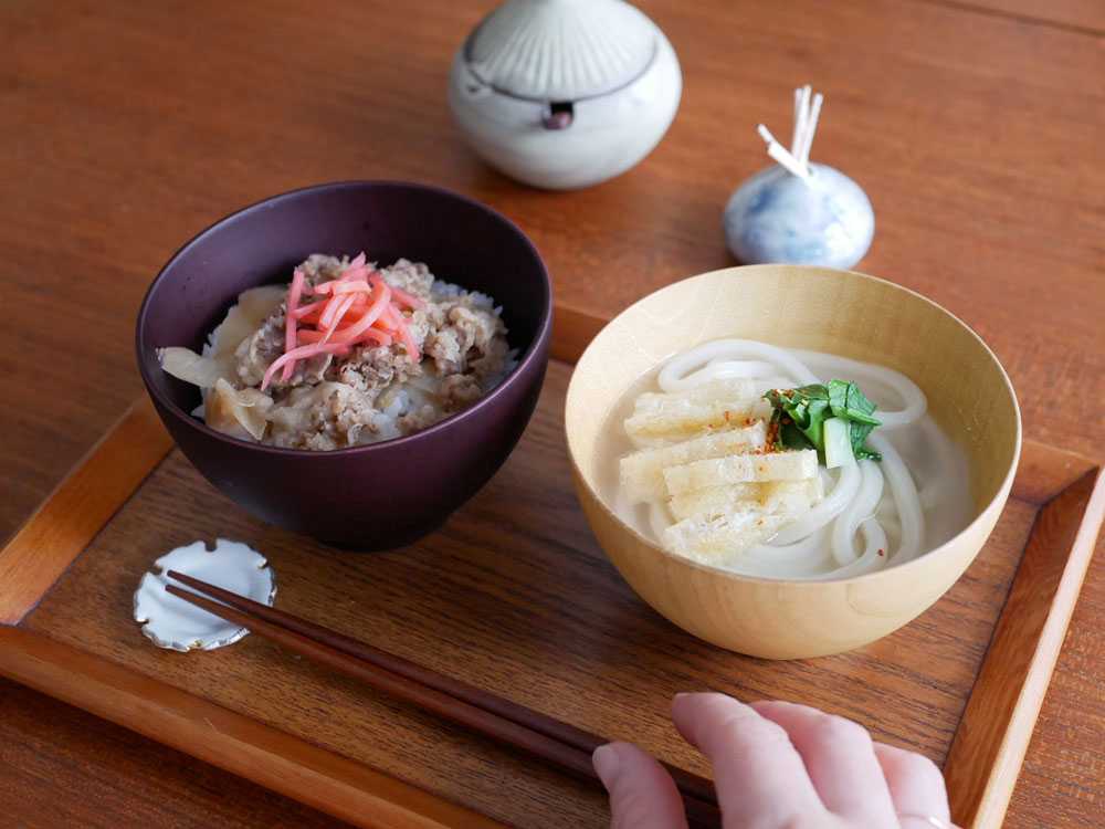 角田清兵衛商店のシフォンスープボウルと野菜が並ぶ食卓