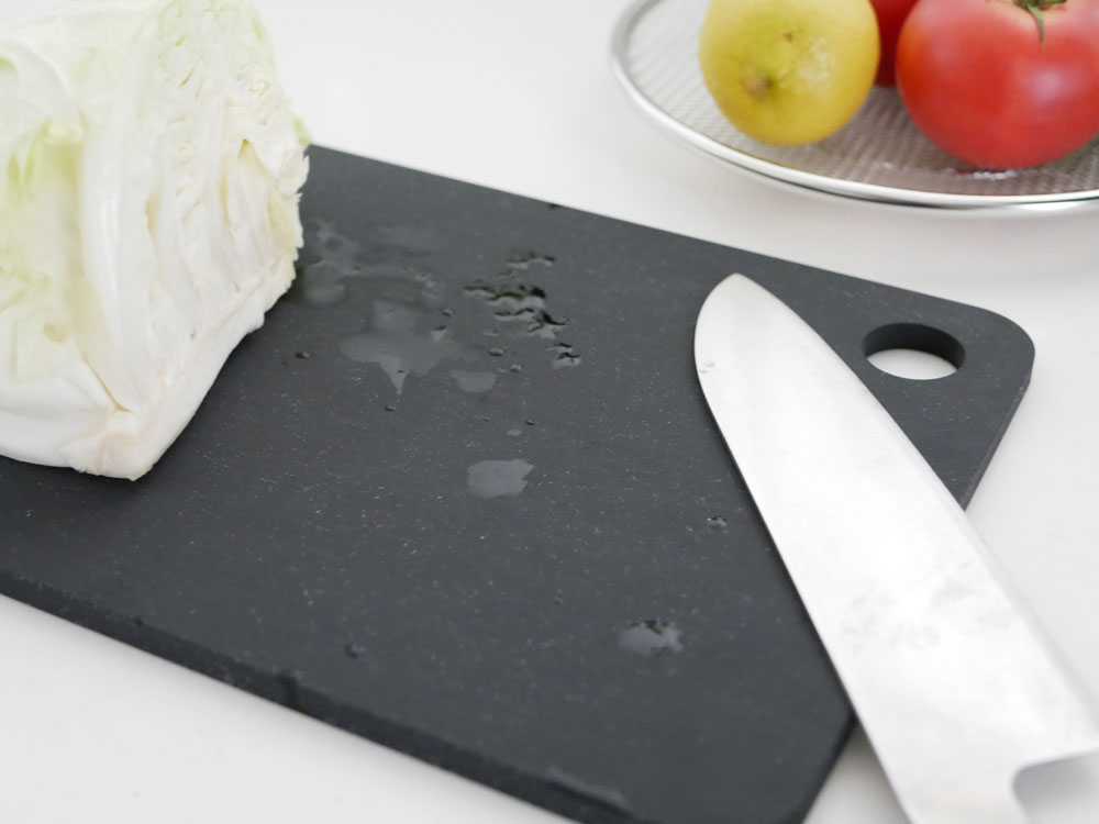 【ラバラバ】日本製まな板に果物とチーズが置かれている