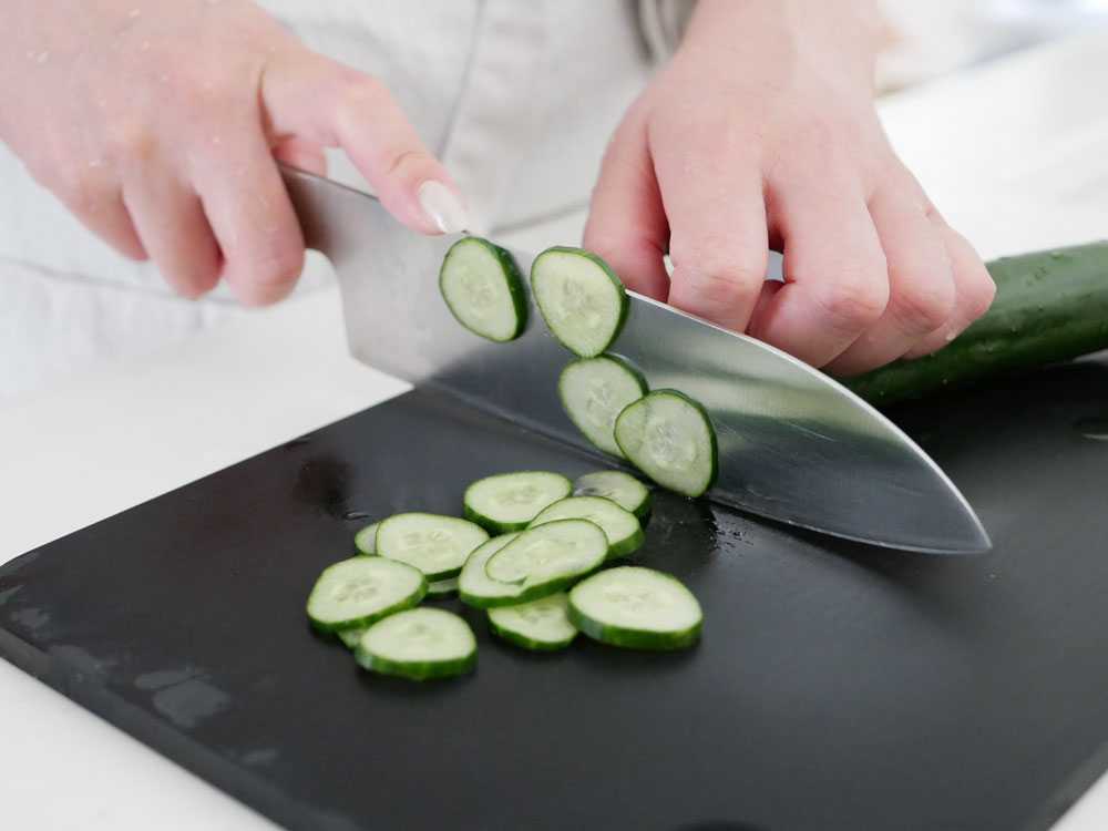 日本製ラバラバまな板上に野菜と包丁が配置されている