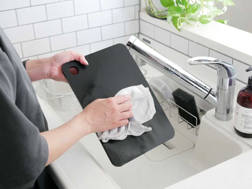 キッチンシンクと蛇口が配置されたキッチン