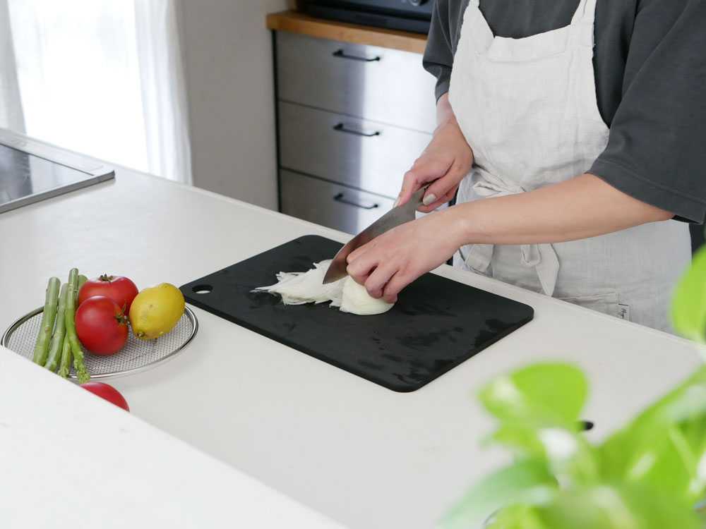 ラバラバ日本製まな板で食材を切るキッチンシーン