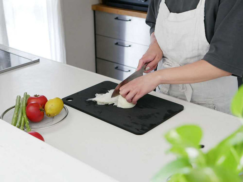 ラバラバ日本製まな板で食材を切るキッチンシーン
