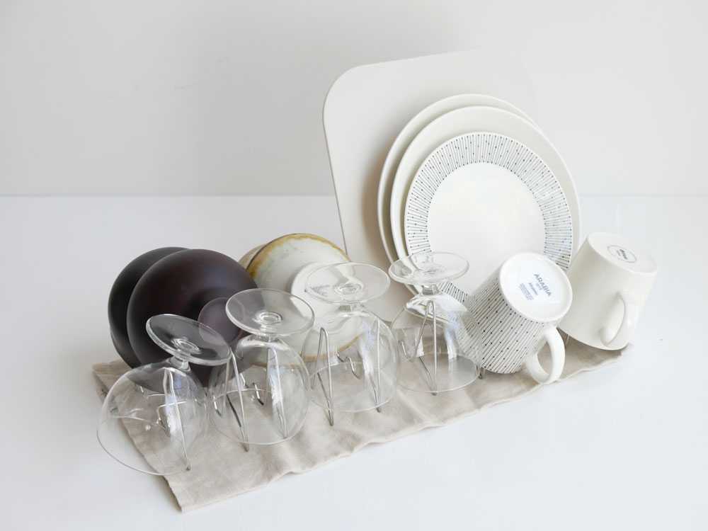 縮む水切りラックにボトルが置かれている様子