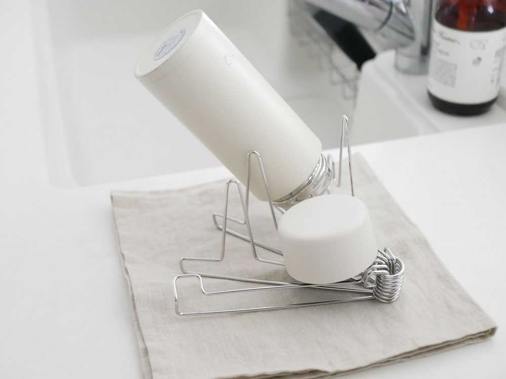 ルプループの縮む水切りラックがキッチンに設置されている様子