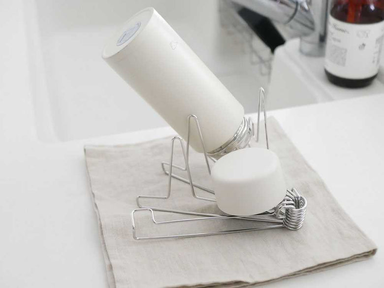 ルプループの縮む水切りラックがキッチンに設置されている様子