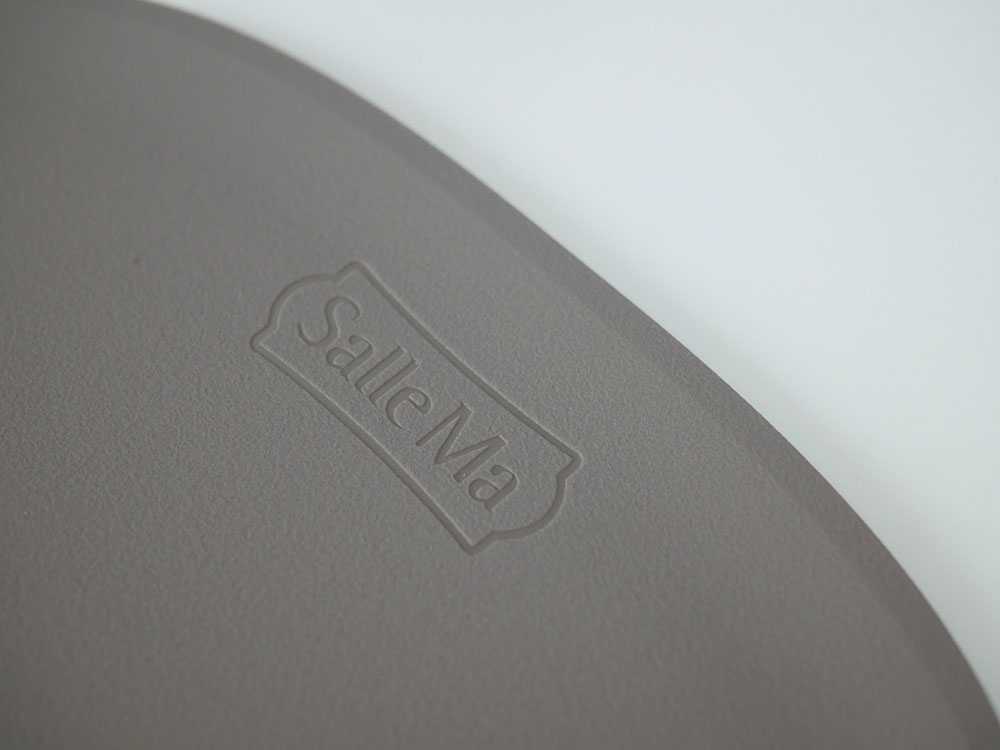 Shalle MaのTPUカッティングボードと食器が揃うキッチン