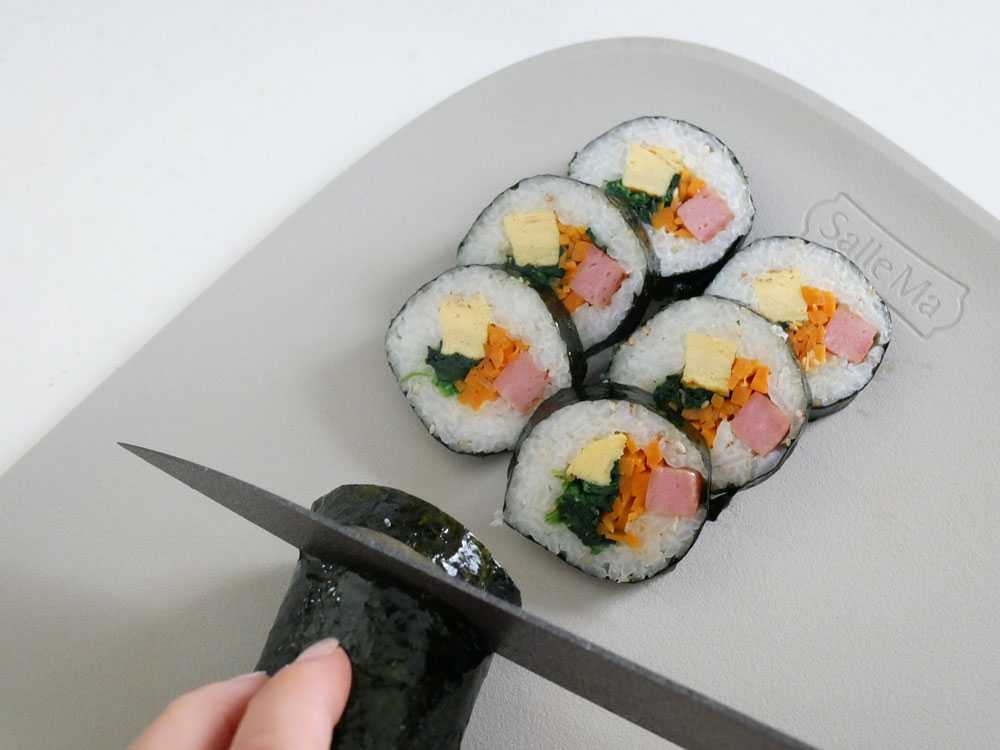 サレマTPUカッティングボード上のキンパと寿司