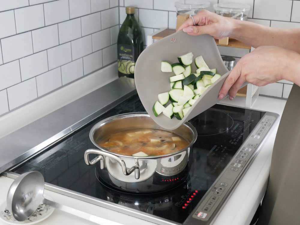 Shalle MaのTPUカッティングボードと野菜、調理器具