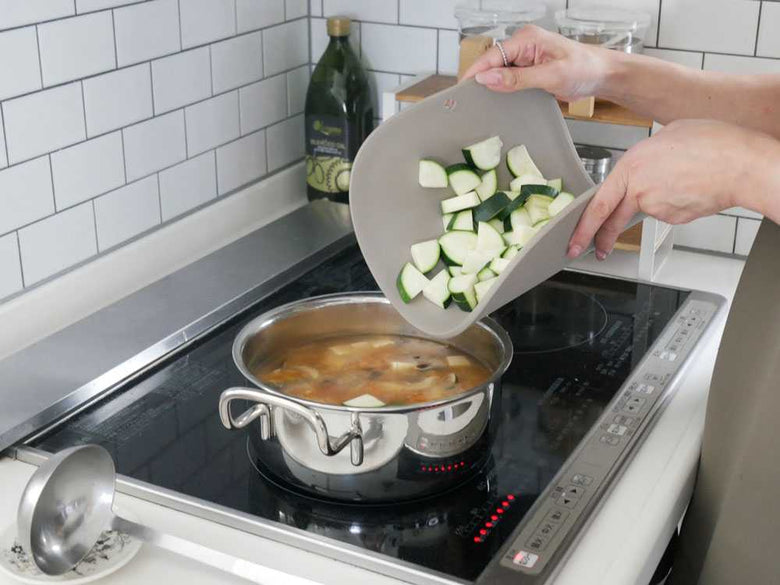 Shalle MaのTPUカッティングボードと野菜、調理器具