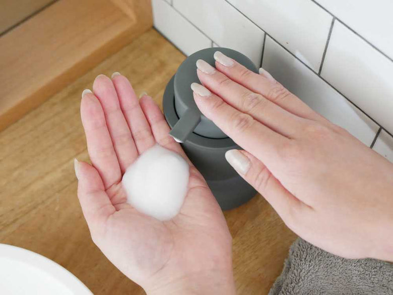 マット質感のソープディスペンサー グレー