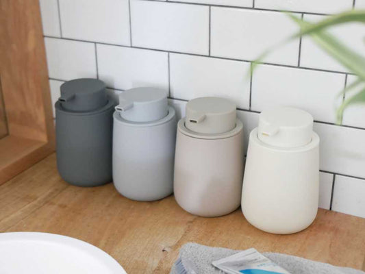 マットな質感の陶器製ソープディスペンサー