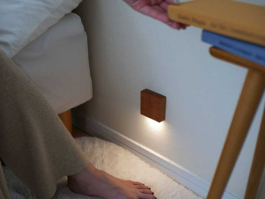 木製センサーライトCALMとベッドルームのインテリア