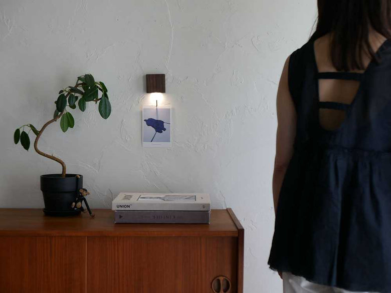 デニムのノースリーブワンピースを着た人の背中