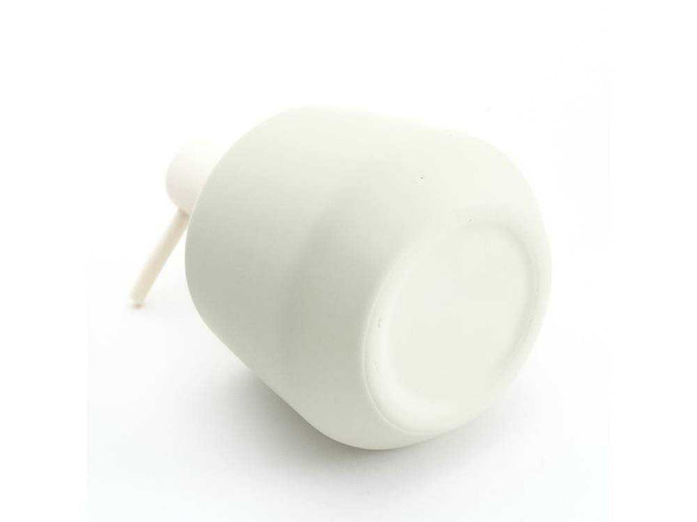 マットな質感の陶器製液体ソープディスペンサー