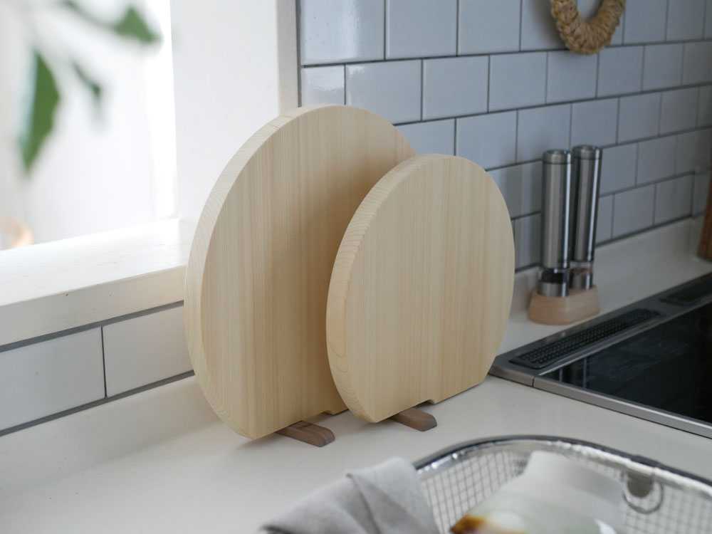 ヒノキの立つまるいまな板とキッチン用品