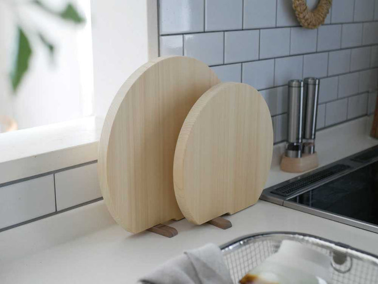 ヒノキの立つまるいまな板とキッチン用品
