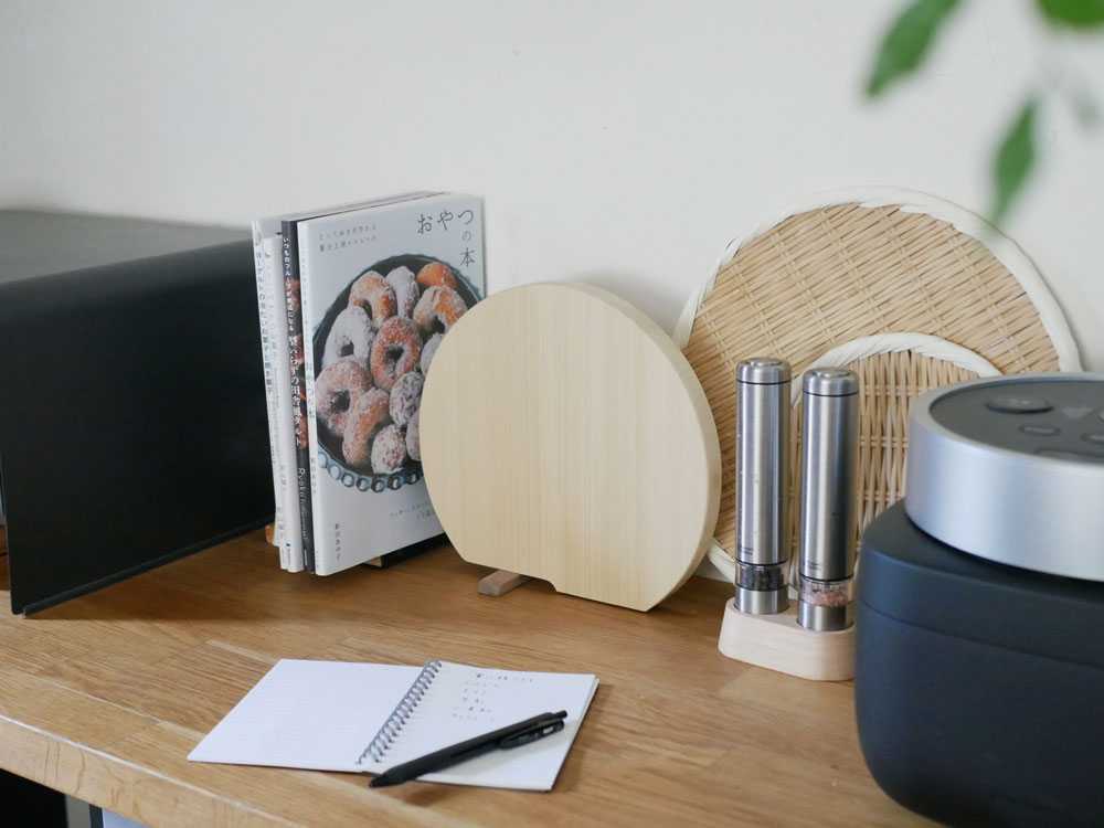 ヒノキとウォールナットの立つまるいまな板