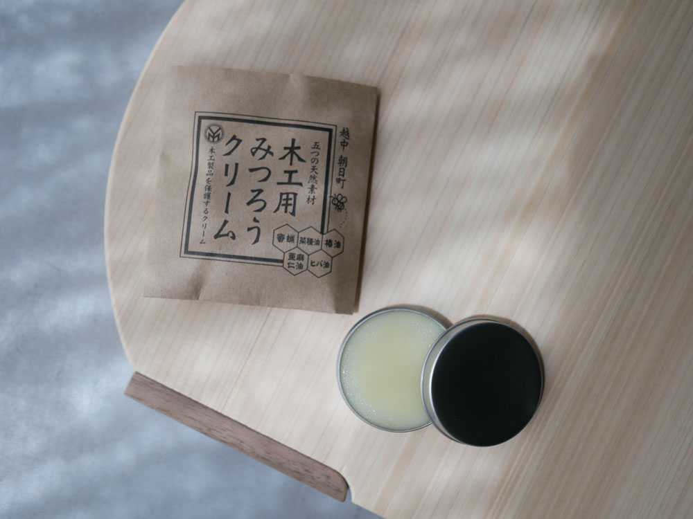 ヒノキの立つ丸いまな板と木製キッチン用品