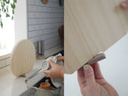 ヒノキの立つ丸いまな板がキッチンで使用中