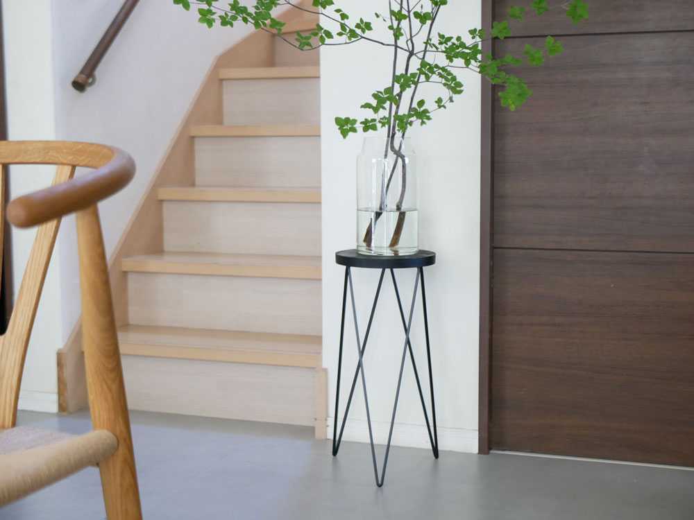 ポッシュリビングのオールブラックサークルスタンド