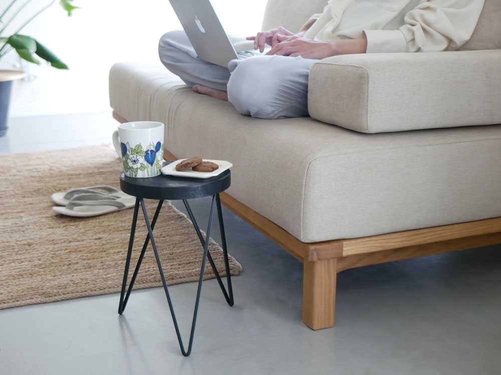 ポッシュリビングのオールブラックサークルスタンド