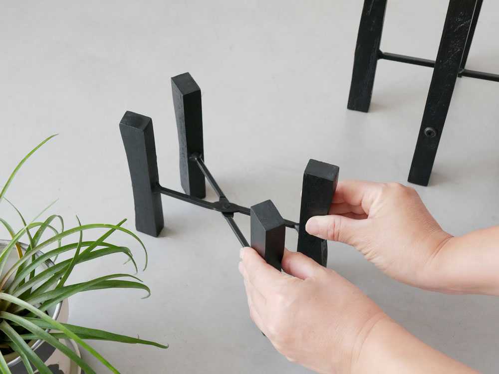 POSH LIVINGの折りたたみ式ブラックポットスタンド