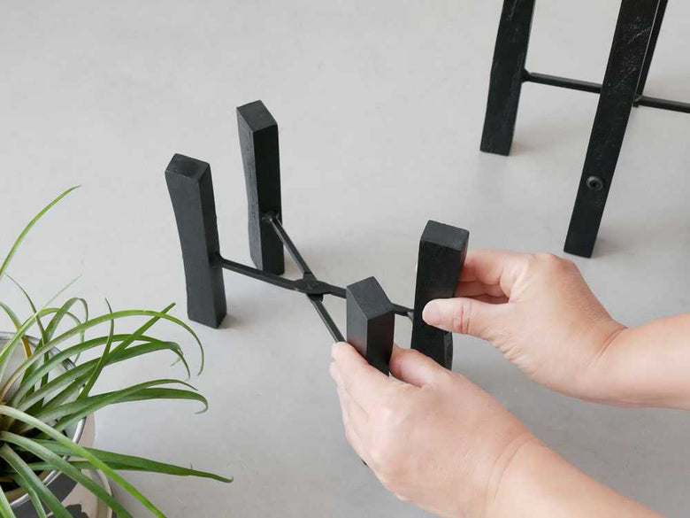 POSH LIVINGの折りたたみ式ブラックポットスタンド