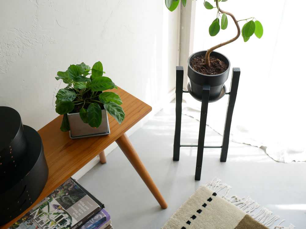 ブラックの折りたたみ式POSH LIVINGポットスタンド