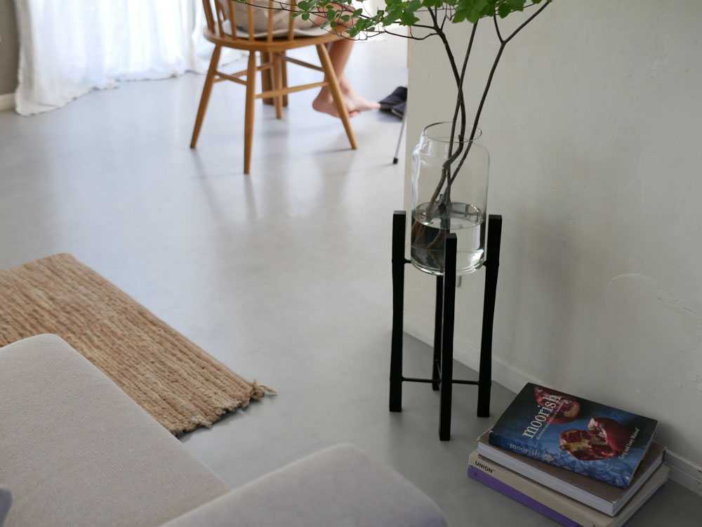 ポッシュリビングの黒色折りたたみ式ポットスタンド