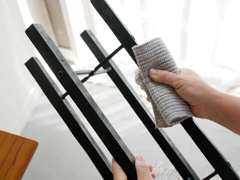 ポッシュリビングのブラック折りたたみポットスタンド